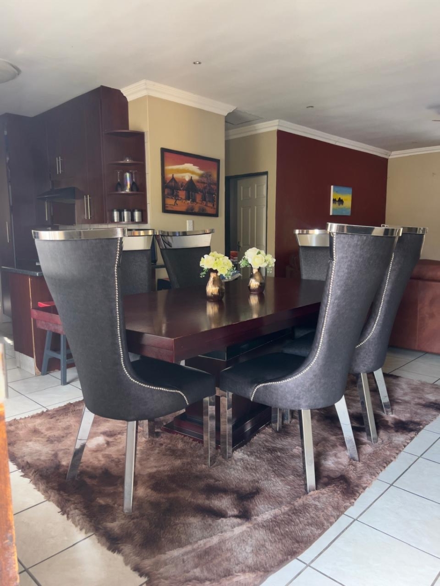 5 Bedroom Property for Sale in Thatchfield Close Gauteng