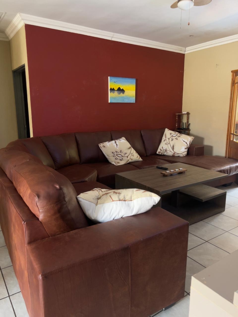 5 Bedroom Property for Sale in Thatchfield Close Gauteng