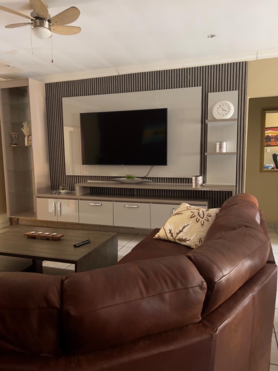 5 Bedroom Property for Sale in Thatchfield Close Gauteng