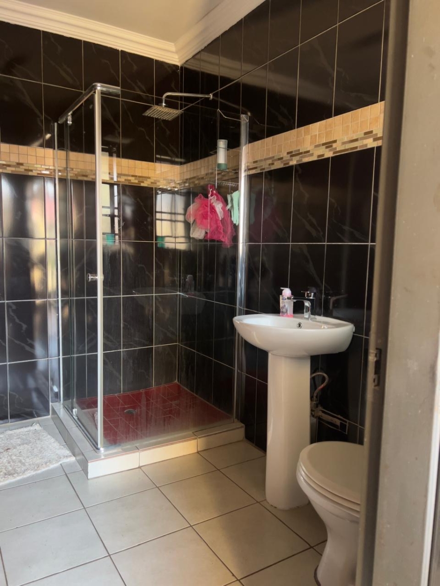 5 Bedroom Property for Sale in Thatchfield Close Gauteng