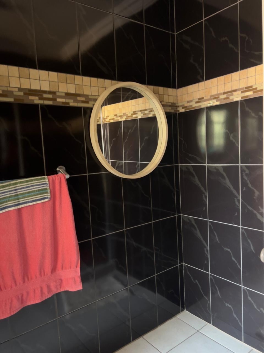 5 Bedroom Property for Sale in Thatchfield Close Gauteng
