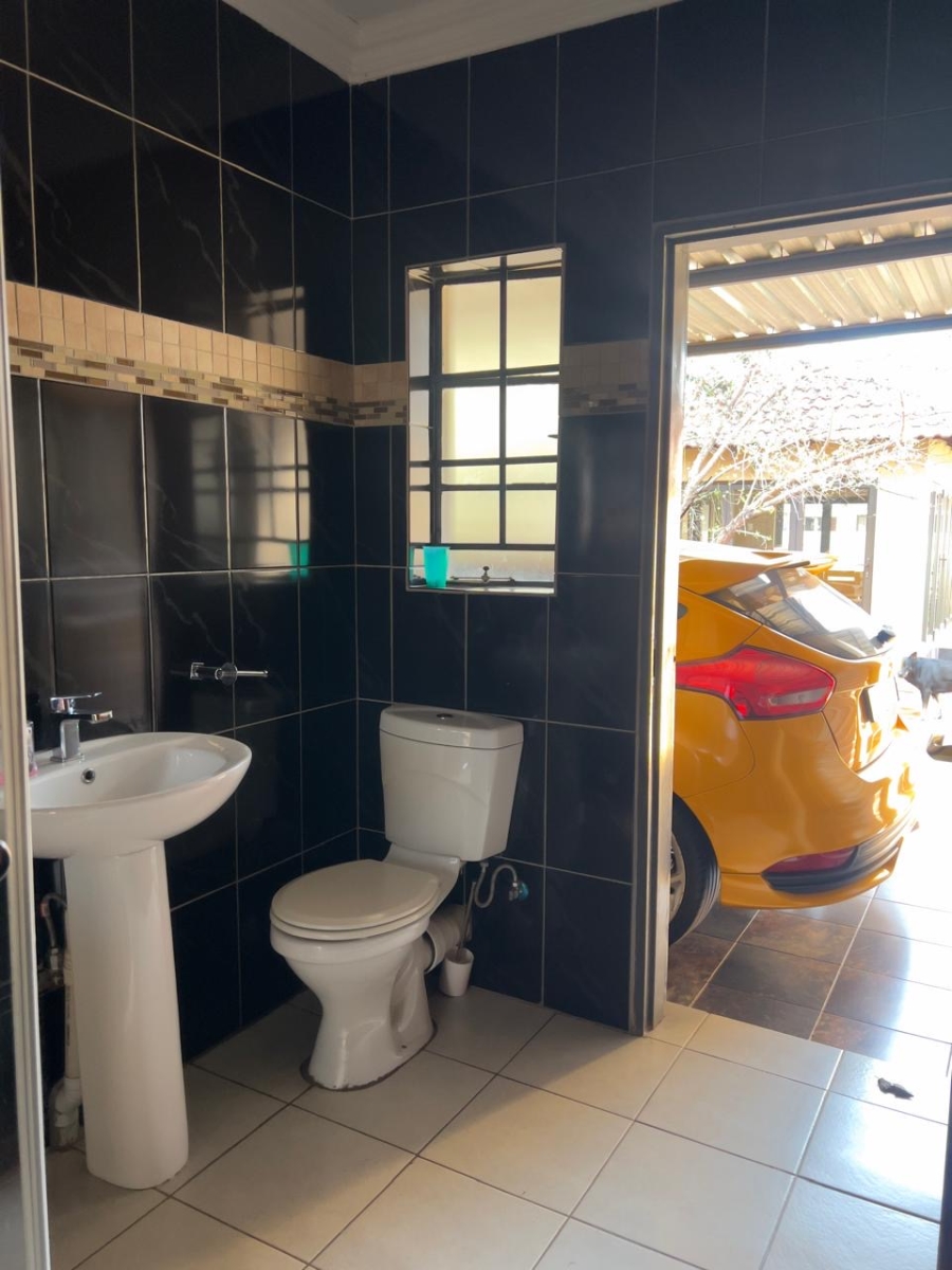 5 Bedroom Property for Sale in Thatchfield Close Gauteng