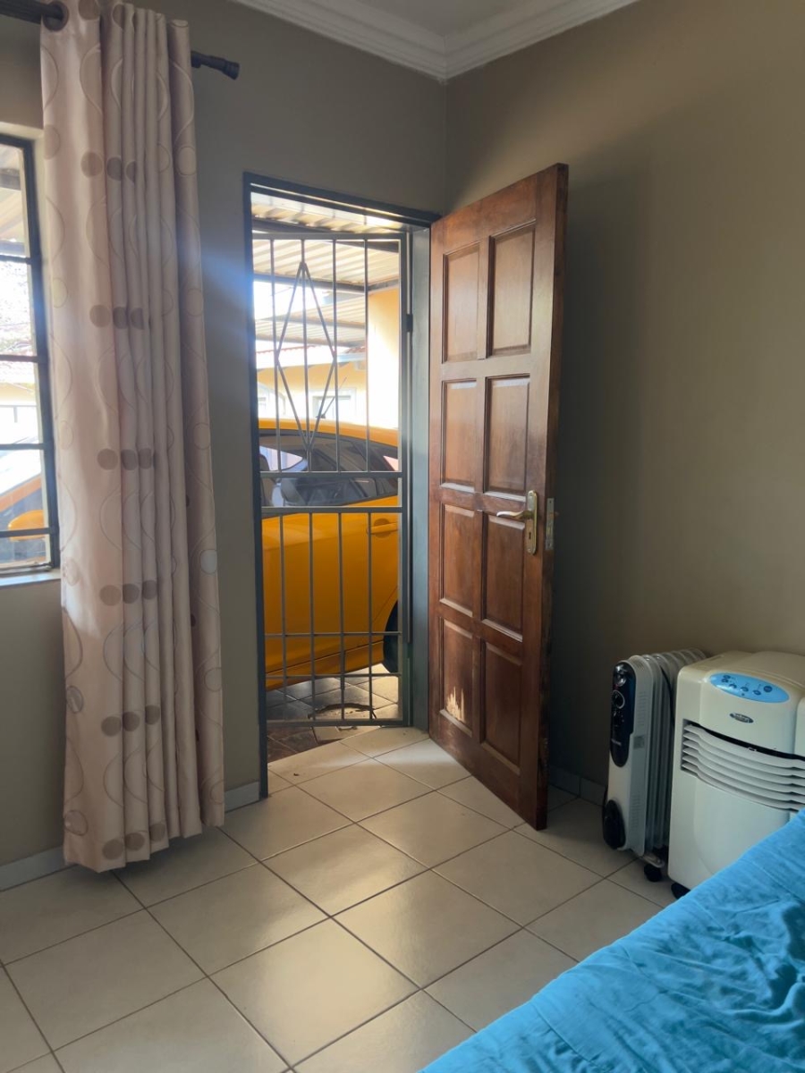 5 Bedroom Property for Sale in Thatchfield Close Gauteng