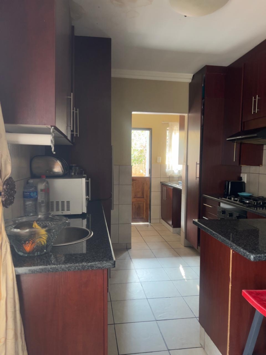 5 Bedroom Property for Sale in Thatchfield Close Gauteng