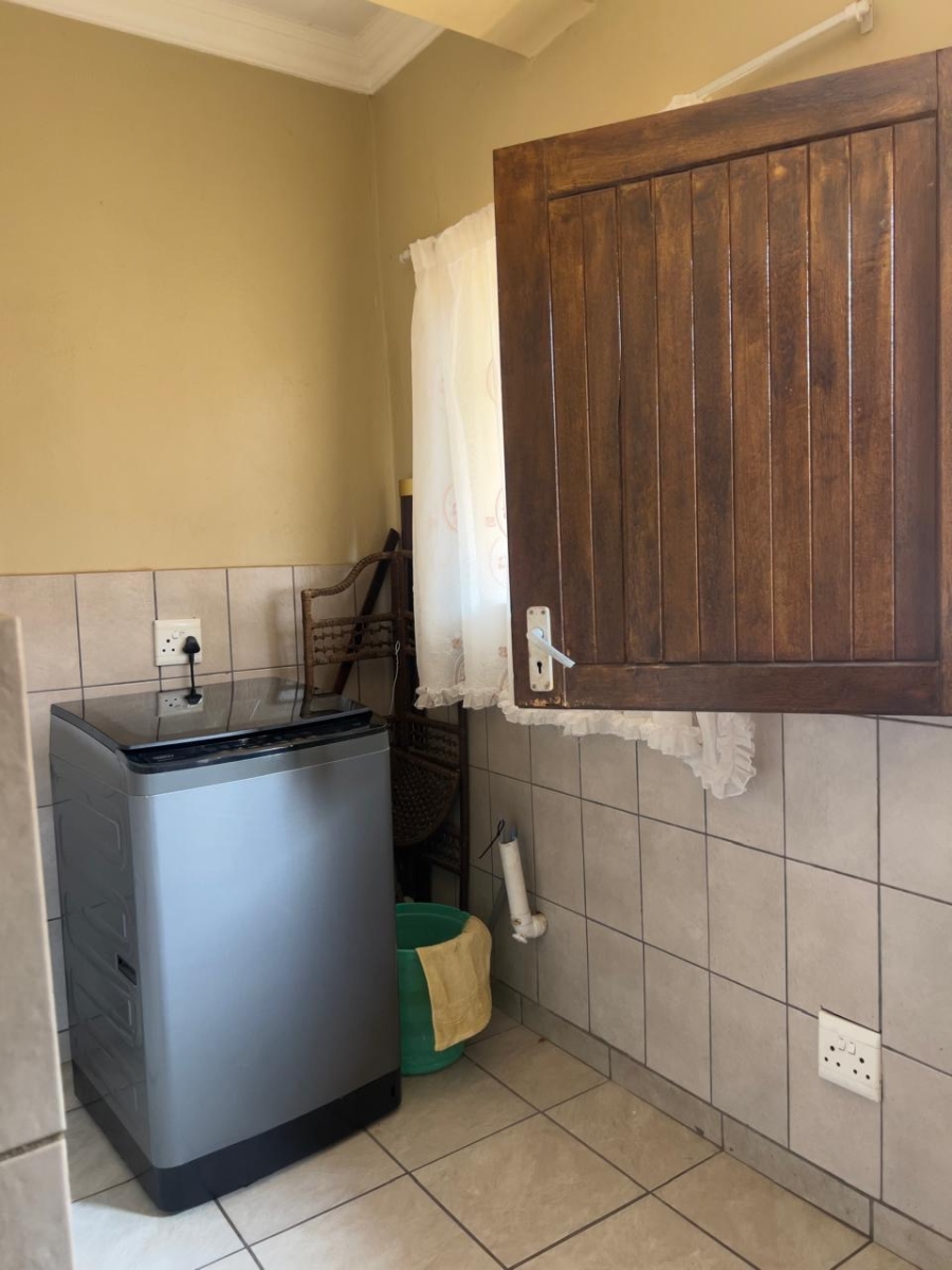 5 Bedroom Property for Sale in Thatchfield Close Gauteng