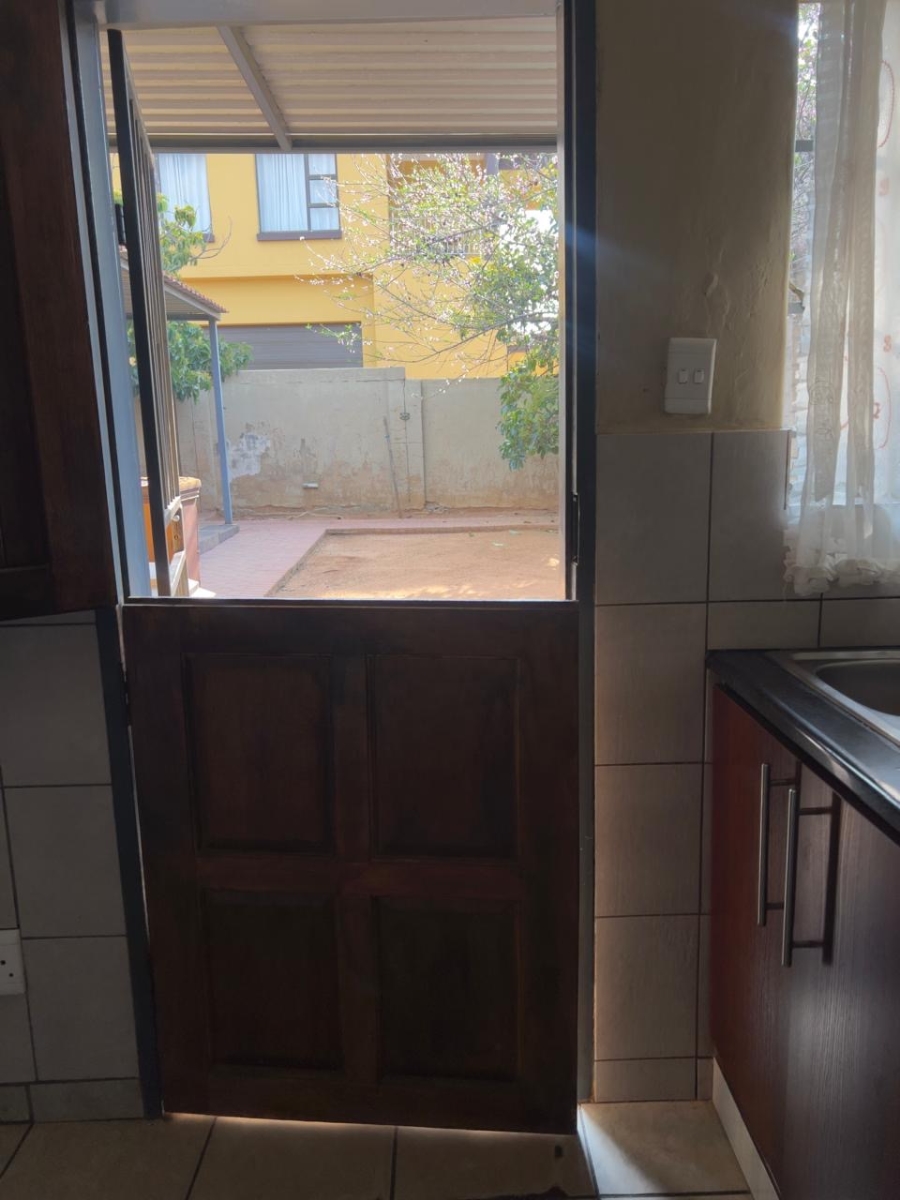 5 Bedroom Property for Sale in Thatchfield Close Gauteng