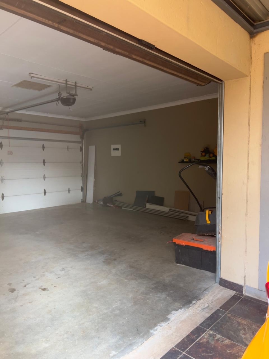 5 Bedroom Property for Sale in Thatchfield Close Gauteng