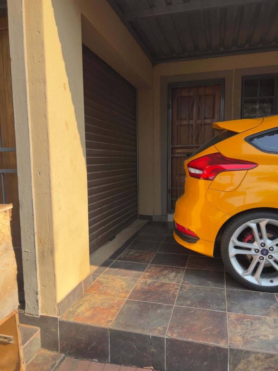5 Bedroom Property for Sale in Thatchfield Close Gauteng
