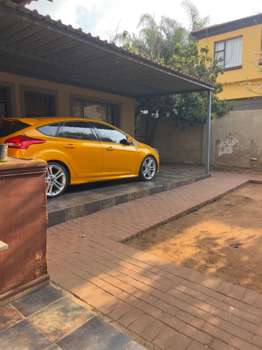 5 Bedroom Property for Sale in Thatchfield Close Gauteng