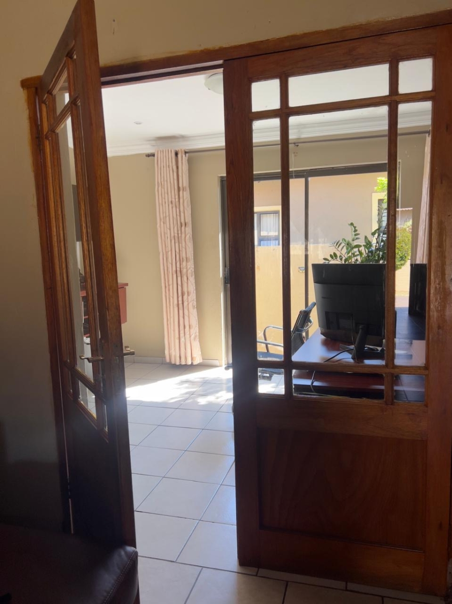 5 Bedroom Property for Sale in Thatchfield Close Gauteng