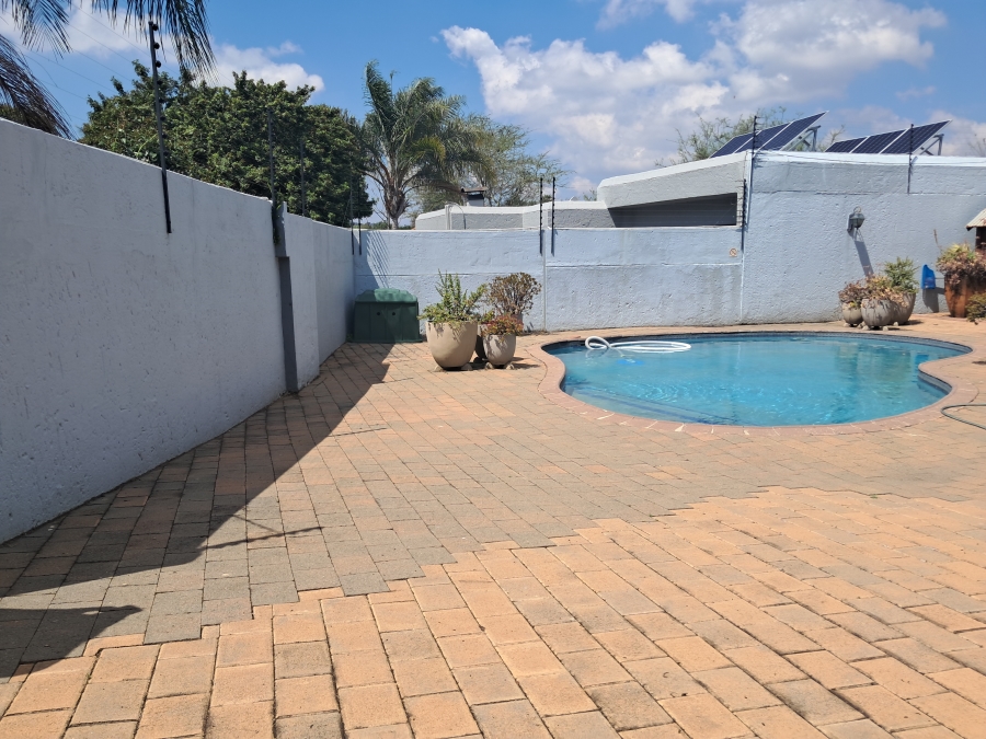 To Let 1 Bedroom Property for Rent in Lonehill Gauteng
