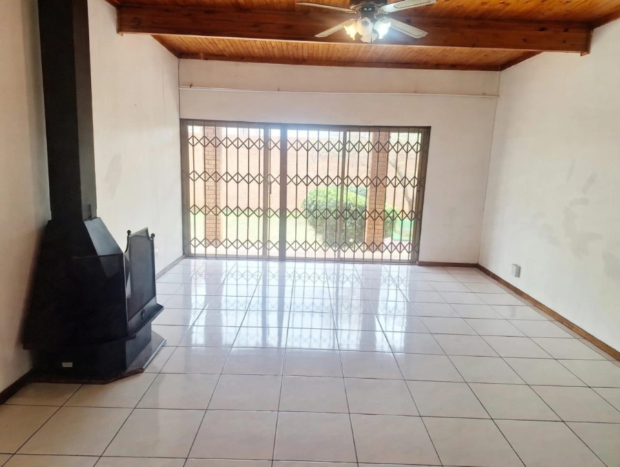 4 Bedroom Property for Sale in Nieuw Muckleneuk Gauteng