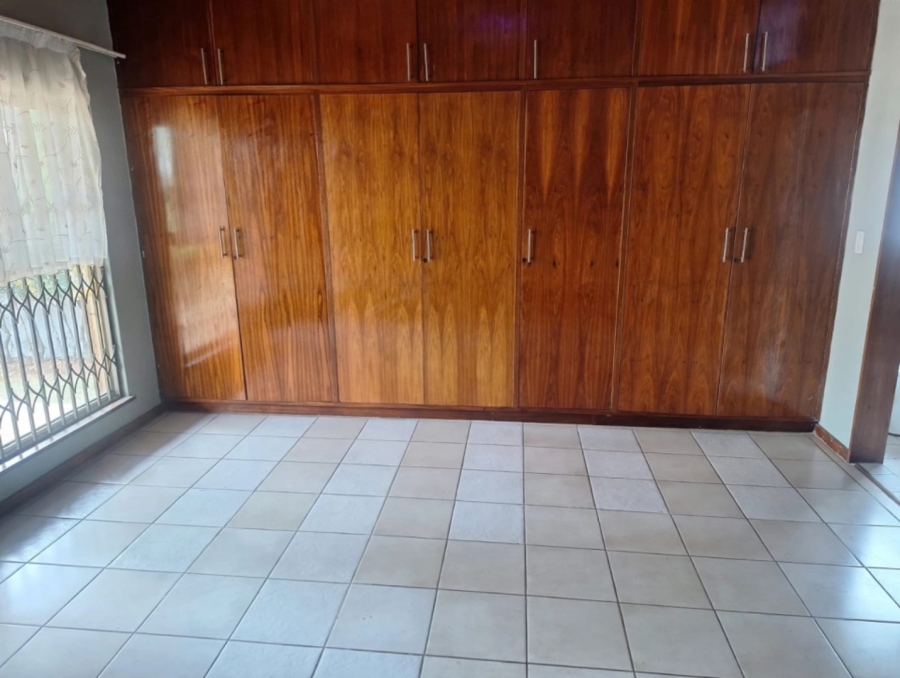 4 Bedroom Property for Sale in Nieuw Muckleneuk Gauteng