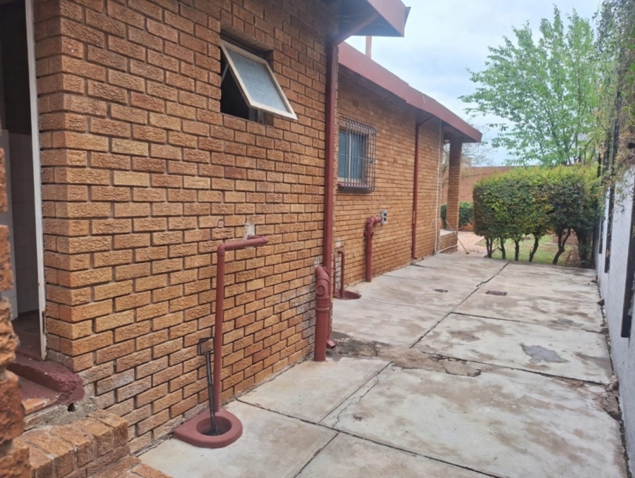 4 Bedroom Property for Sale in Nieuw Muckleneuk Gauteng