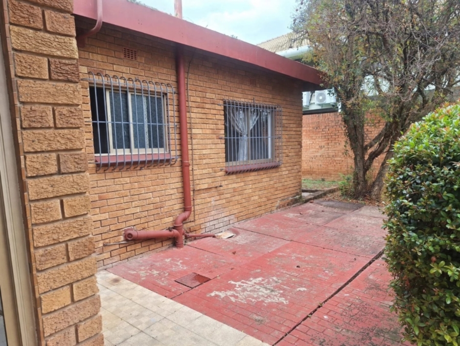 4 Bedroom Property for Sale in Nieuw Muckleneuk Gauteng