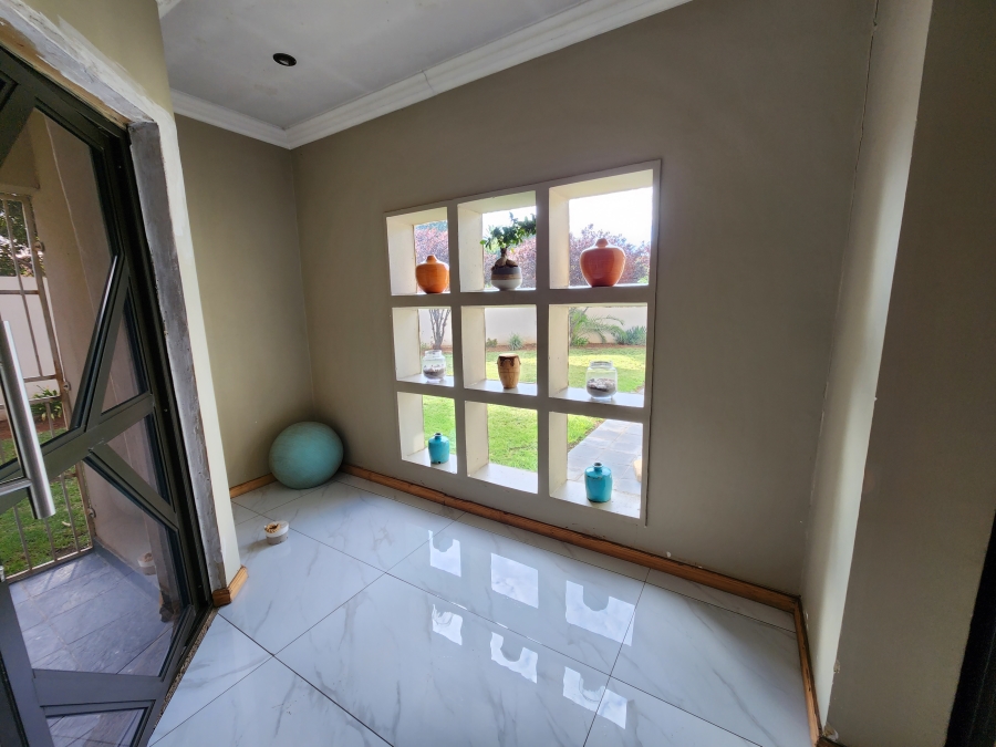 5 Bedroom Property for Sale in Flora Gardens Gauteng