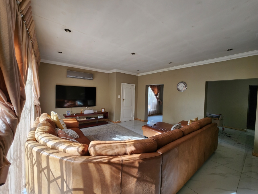 5 Bedroom Property for Sale in Flora Gardens Gauteng