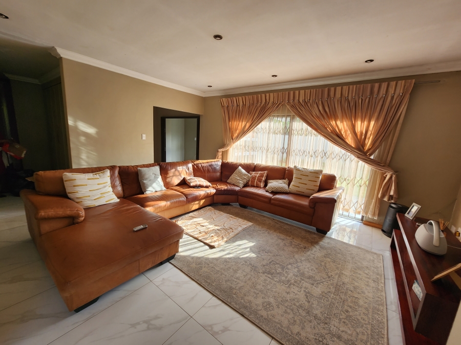 5 Bedroom Property for Sale in Flora Gardens Gauteng
