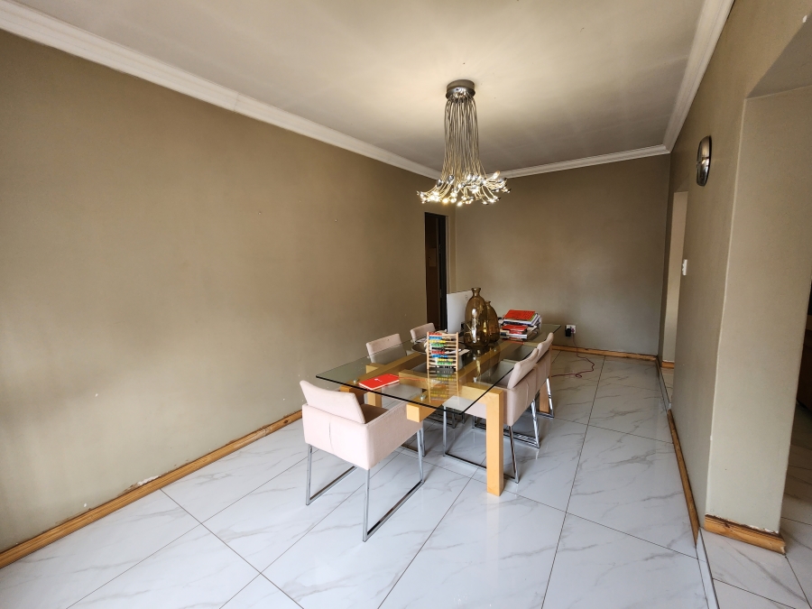 5 Bedroom Property for Sale in Flora Gardens Gauteng