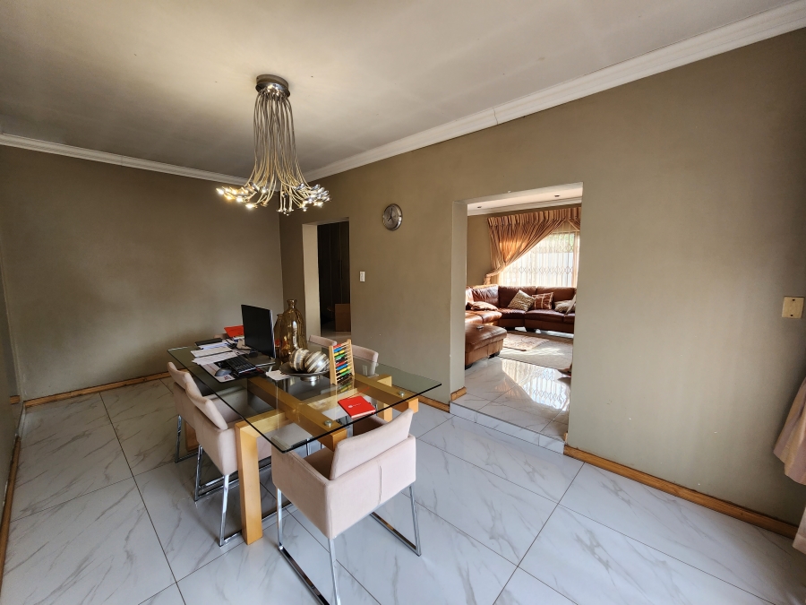 5 Bedroom Property for Sale in Flora Gardens Gauteng