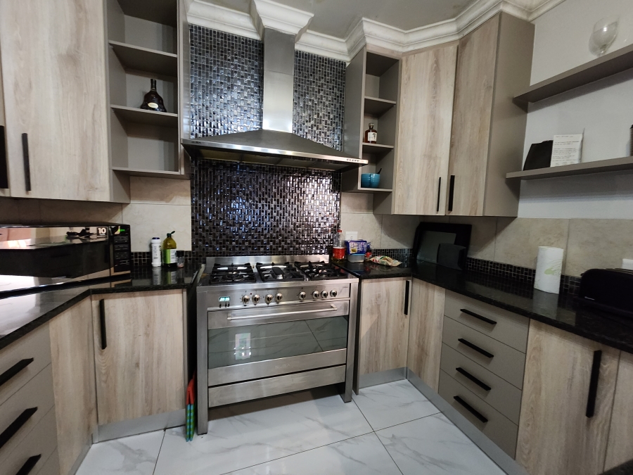 5 Bedroom Property for Sale in Flora Gardens Gauteng