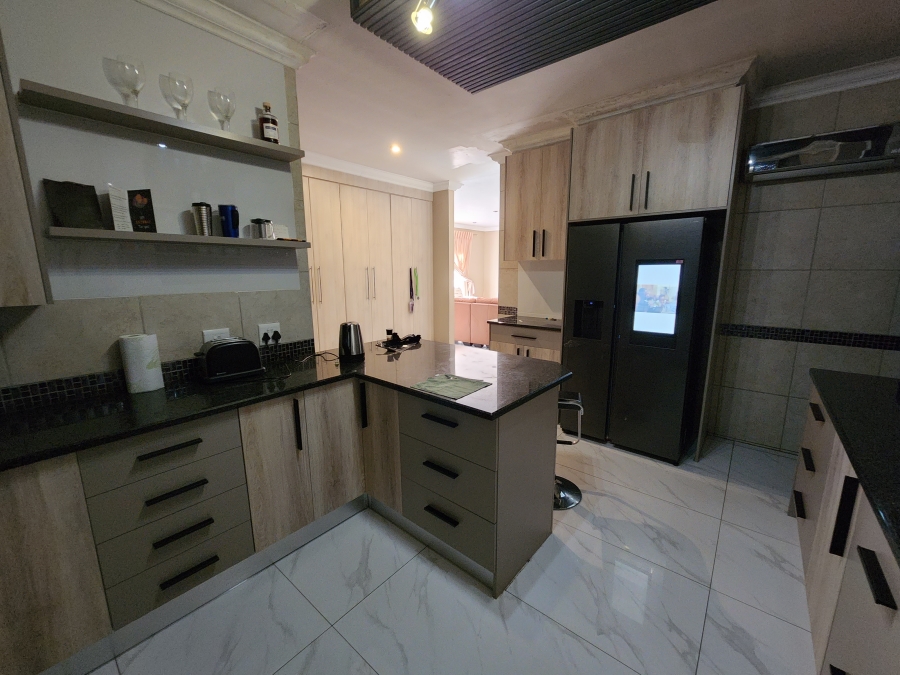 5 Bedroom Property for Sale in Flora Gardens Gauteng