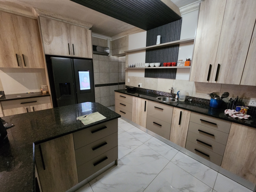 5 Bedroom Property for Sale in Flora Gardens Gauteng