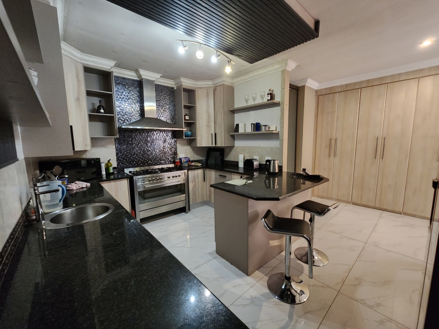 5 Bedroom Property for Sale in Flora Gardens Gauteng