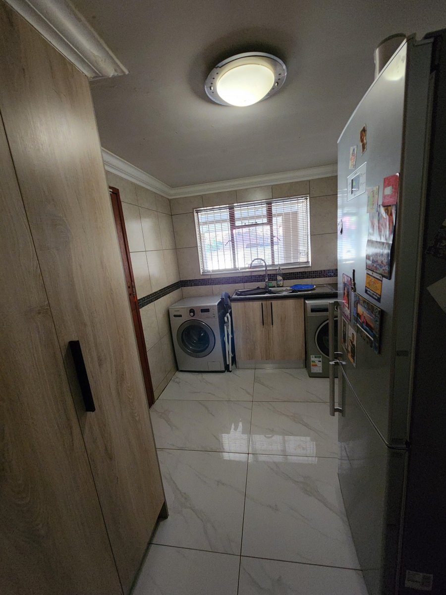 5 Bedroom Property for Sale in Flora Gardens Gauteng
