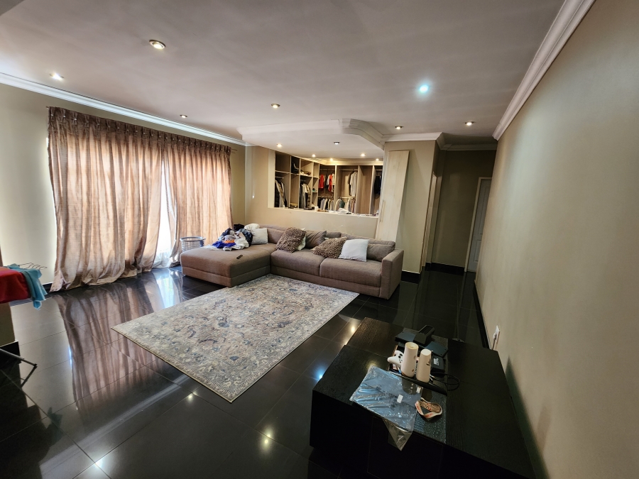 5 Bedroom Property for Sale in Flora Gardens Gauteng
