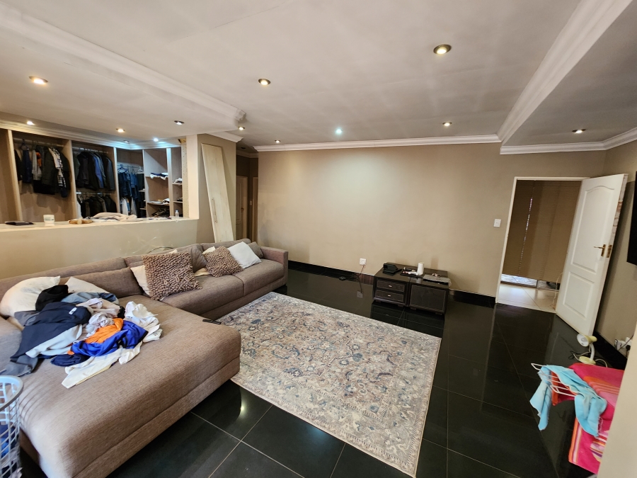 5 Bedroom Property for Sale in Flora Gardens Gauteng