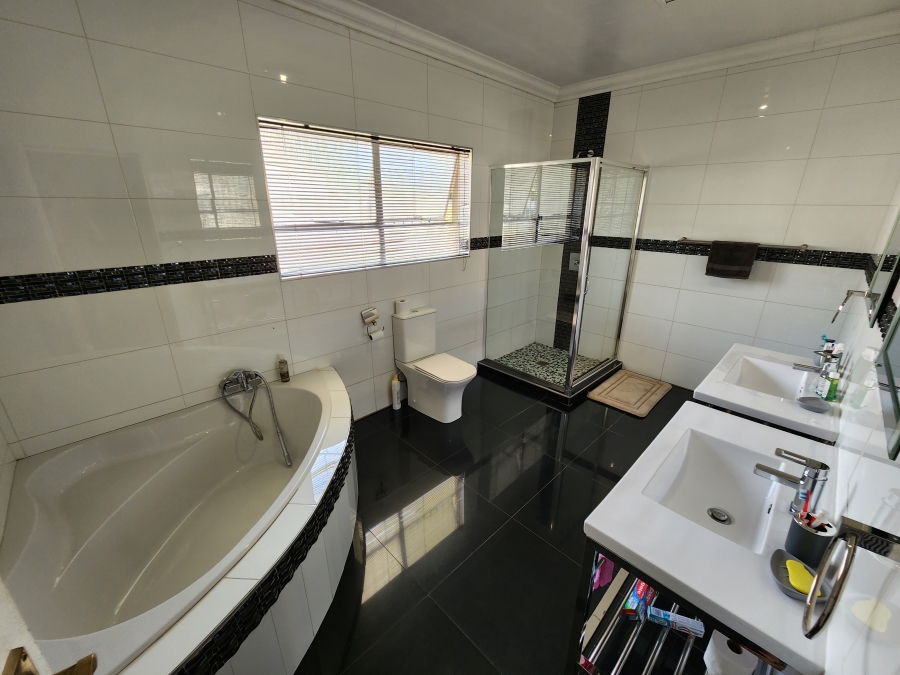 5 Bedroom Property for Sale in Flora Gardens Gauteng