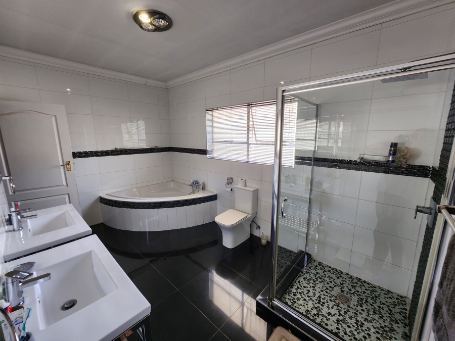 5 Bedroom Property for Sale in Flora Gardens Gauteng