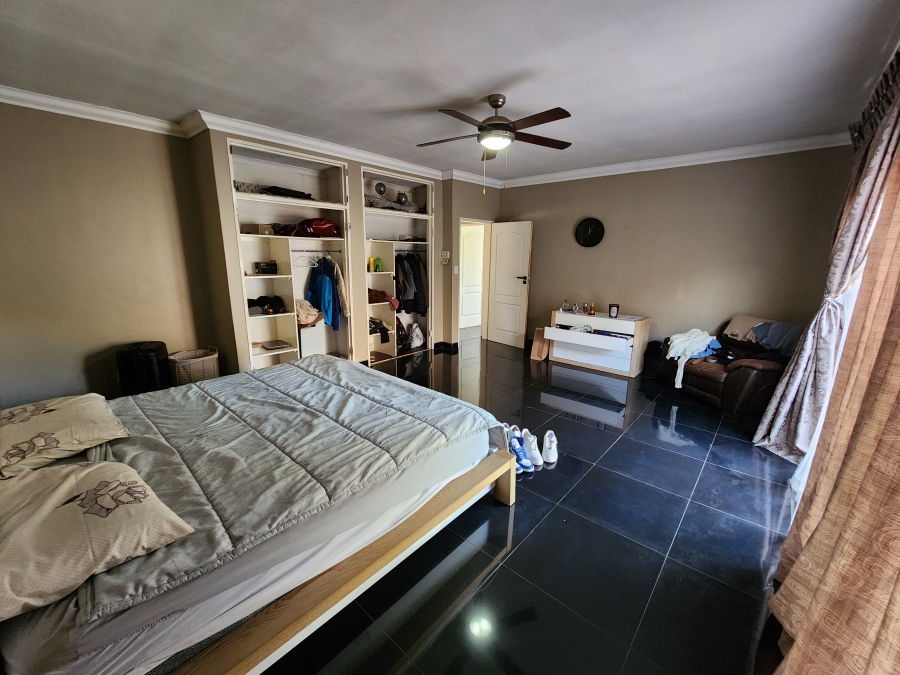5 Bedroom Property for Sale in Flora Gardens Gauteng