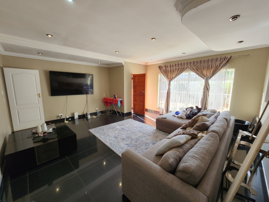 5 Bedroom Property for Sale in Flora Gardens Gauteng