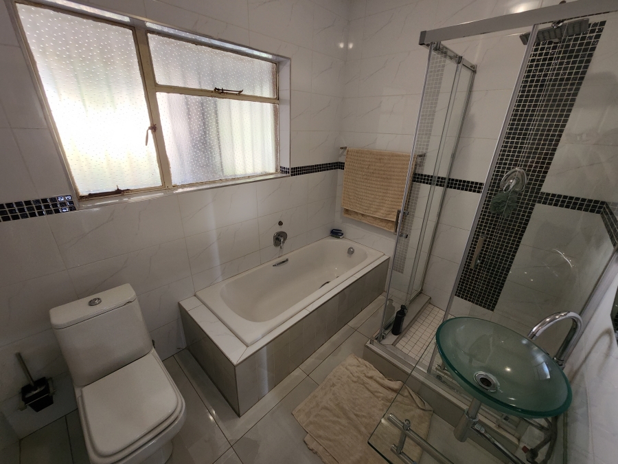 5 Bedroom Property for Sale in Flora Gardens Gauteng