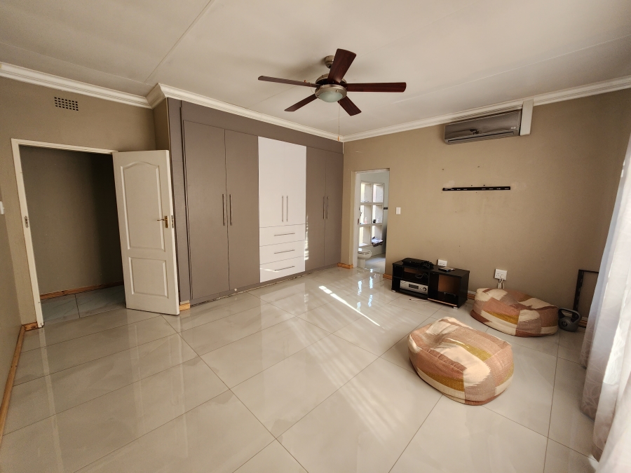 5 Bedroom Property for Sale in Flora Gardens Gauteng