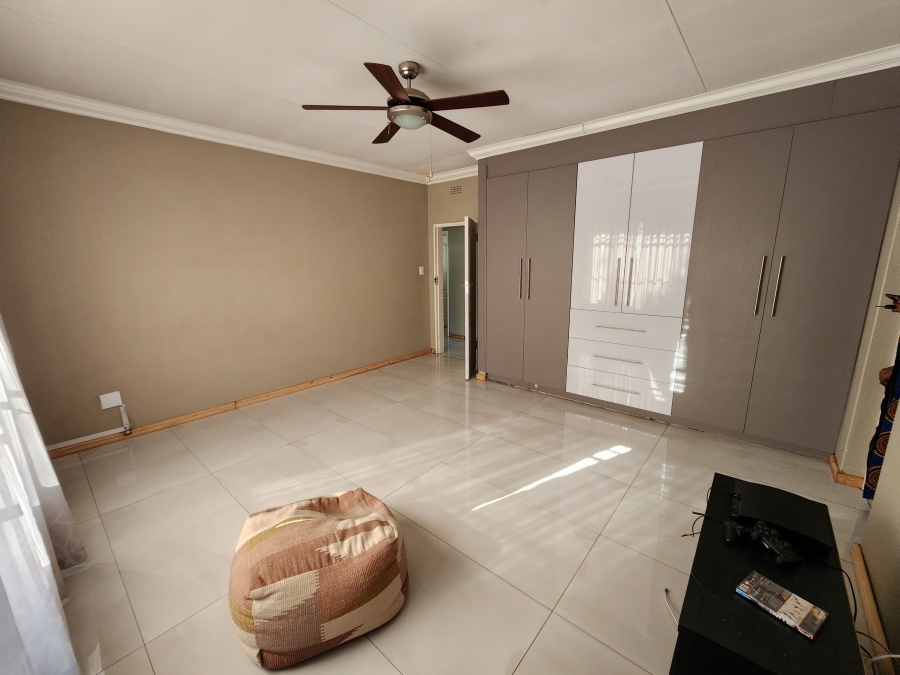 5 Bedroom Property for Sale in Flora Gardens Gauteng