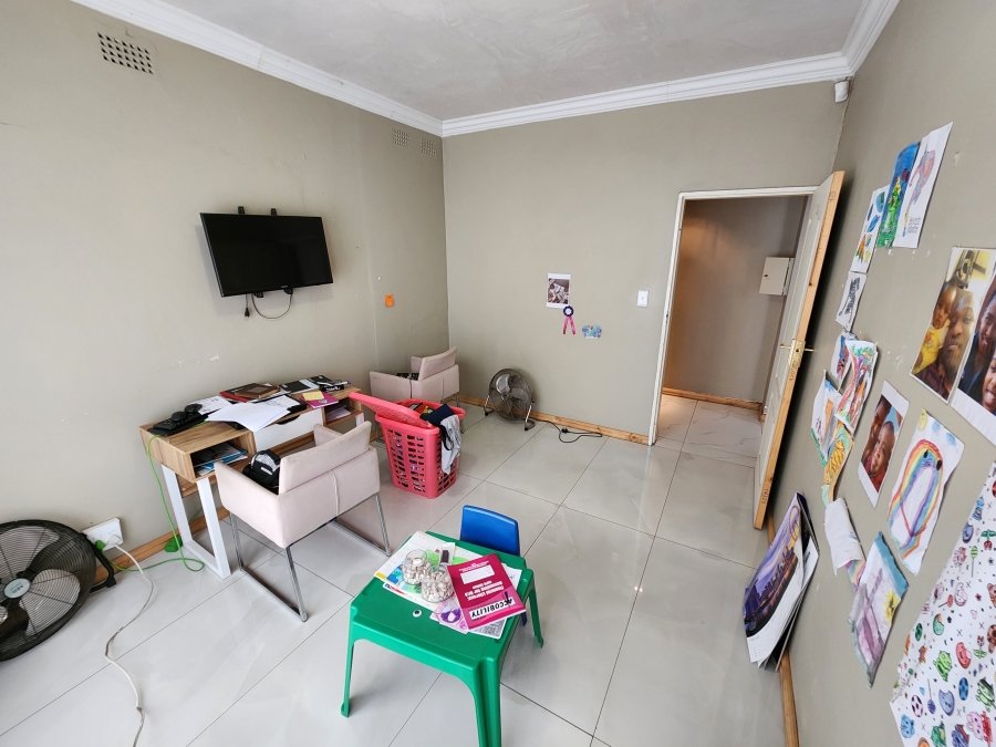 5 Bedroom Property for Sale in Flora Gardens Gauteng