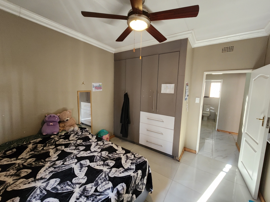5 Bedroom Property for Sale in Flora Gardens Gauteng