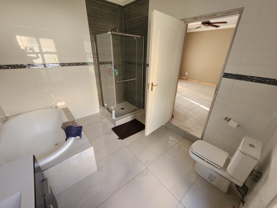 5 Bedroom Property for Sale in Flora Gardens Gauteng