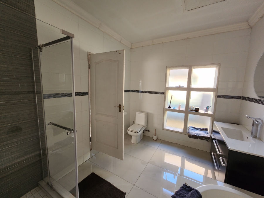 5 Bedroom Property for Sale in Flora Gardens Gauteng