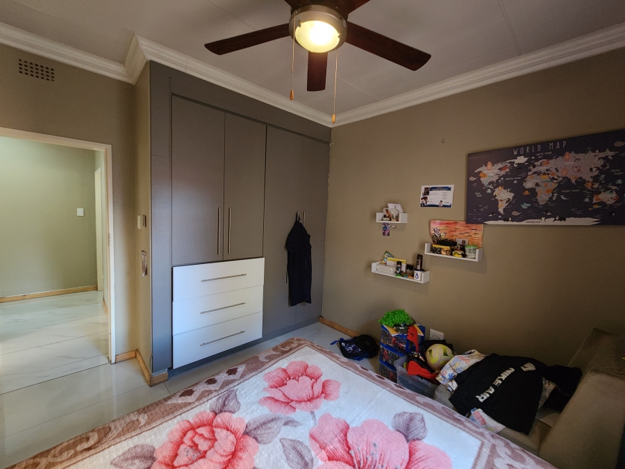 5 Bedroom Property for Sale in Flora Gardens Gauteng