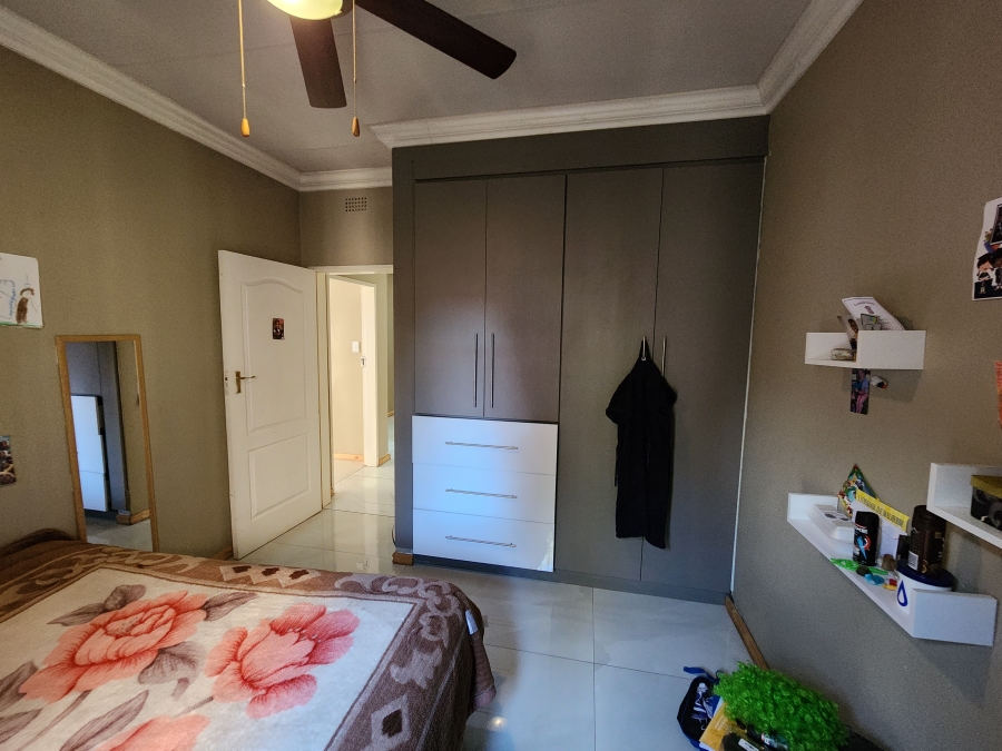 5 Bedroom Property for Sale in Flora Gardens Gauteng