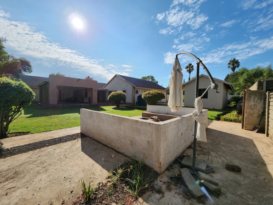 5 Bedroom Property for Sale in Flora Gardens Gauteng