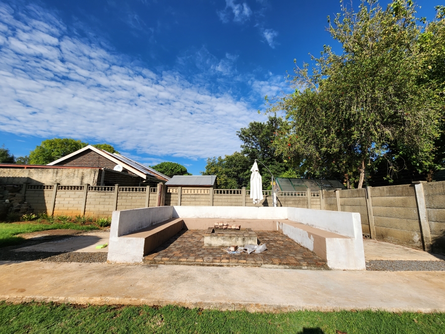 5 Bedroom Property for Sale in Flora Gardens Gauteng