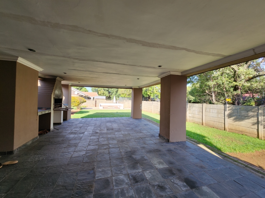 5 Bedroom Property for Sale in Flora Gardens Gauteng