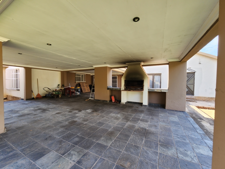 5 Bedroom Property for Sale in Flora Gardens Gauteng