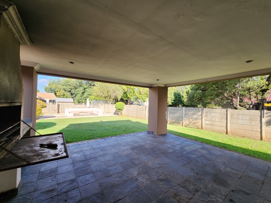 5 Bedroom Property for Sale in Flora Gardens Gauteng