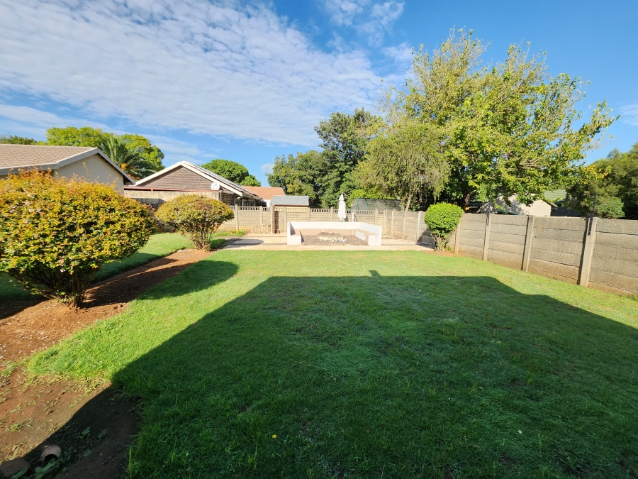 5 Bedroom Property for Sale in Flora Gardens Gauteng